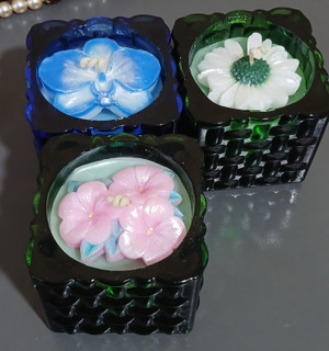 شمع شیشه حصیری مربع.گلهای پرطرفدار بابونه/ارکیده/سه گل بهاری. شایندار ،معطر و دیرسوز.مناسب هدیه.بستهبندی شده